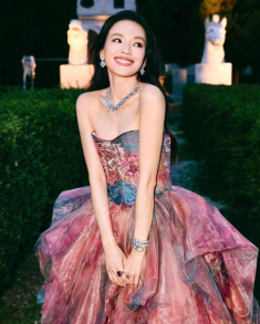 Các mỹ nhân showbiz làm gì để có gương mặt hoàn hảo đến khó tin mỗi lần xuất hiện trước thảm đỏ?