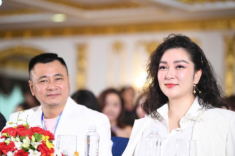 “Cân” tốt kiểu tóc từng làm khó loạt mỹ nhân Việt, nàng hậu đăng quang 21 năm đứng cạnh đàn em không hề lép vế