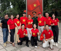 Cặp vợ chồng NSND - NSƯT duy nhất tham gia diễu hành A80: Từng là bạn học cấp 3, gia đình tứ đại đồng đường