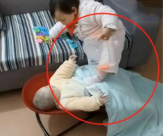 Chỉ 1 phút lơ là, người mẹ bật khóc khi chứng kiến cảnh con gái lớn bạo hành em sơ sinh