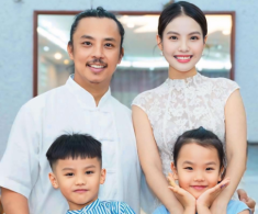 Chí Anh khoe mái ấm “đủ nếp đủ tẻ” với bà xã kém 20 tuổi, 2 con như “bản sao” thu nhỏ của bố mẹ