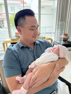Chi Bảo mê tít con gái, cưng nựng gọi là “bình rượu mơ”, ái nữ mới sinh có khuôn mặt giống hệt anh trai