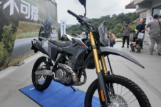 Chi tiết Suzuki DR-Z4 2025: Huyền thoại 400cc hồi sinh với hai phiên bản cực chất