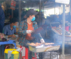 Chợ quê cách Hà Nội 50 km đã tồn tại hàng trăm năm, bán những món ăn dân dã không phải đâu cũng có