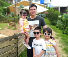 Chồng chủ tịch của Đỗ Mỹ Linh khoe cảnh “1 nách 3 con”, ái nữ là “bản sao” được cưng ngồi trên vai bố