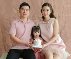 Chồng chủ tịch nhà Đỗ Mỹ Linh mừng sinh nhật “bình rượu mơ”, ái nữ nay cực xinh đã biết giành bố Quang với mẹ