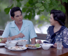Chồng ngày nào cũng mang canh đến cho mẹ vợ, tôi sinh nghi theo dõi rồi nhũn chân với cảnh trong bếp