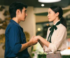 Chồng tặng tôi chiếc vòng cổ trị giá 15 triệu mừng sinh nhật, thấy món quà mẹ chồng liền bật khóc