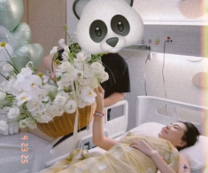 Chồng thiếu gia Bắc Giang của MC Mai Ngọc tươi rói, nắm tay vợ không rời trong khoảnh khắc đón con trai đầu lòng