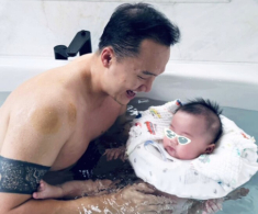Chồng thiếu gia của Diễm My 9X khoe quý tử trong biệt thự riêng, em bé nay mới lộ diện mạo giống hệt bố