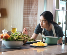 Chồng vui vẻ nấu ăn cùng vợ cũ đúng ngày sinh nhật tôi, lời anh nói trên bàn ăn khiến tôi sững sờ