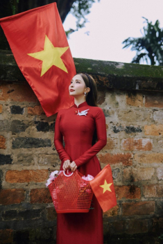 Chưa đến Tết, áo dài đỏ đã chiếm sóng MXH, hội mỹ nhân Việt tuổi nào cũng nhiệt tình khoe sắc mừng Quốc khánh
