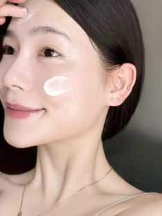 Chuyên gia mách cách trang điểm khiến lỗ chân lông như se khít: Nhúng mặt vào tô nước đá, thoa nước hoa hồng
