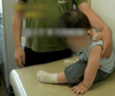Con 1 tuổi bụ bẫm, đáng yêu nhưng chưa thể ngồi, bố mẹ đứng không vững khi nghe bác sĩ kết luận