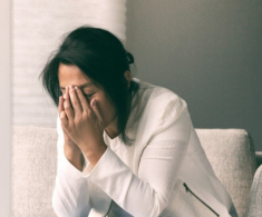 Con dâu tặng mẹ bộ trang sức vàng nhưng không cho tôi một đồng, bà thông gia dúi vào tay tôi mảnh giấy