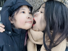 Con gái Huy Khánh tiết kiệm vì mẹ không kiếm được nhiều tiền khi sang Phần Lan, nay trổ dáng gương mặt y hệt bố
