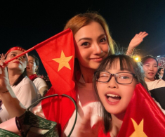 Con gái lả đi vì sốt cao, mẹ đơn thân Vbiz khóc nghẹn khi được hỗ trợ đi xe ưu tiên giữa biển người xem diễu binh