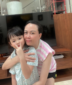 Con gái Quách Ngọc Ngoan được mẹ Phượng Chanel gọi là “gái miền Tây lai miền Bắc” da trắng nõn nà, nuôi chuẩn “cành vàng”