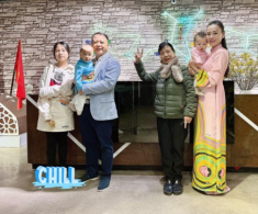 Con gái Shark Bình theo mẹ kế thăm công ty của bố, Phương Oanh khoe cảnh nhà ở quê chẳng kém gia thế bên chồng
