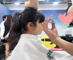 Con gái Trường Giang được bố cắt tóc từ bé nay sợ người lạ cầm kéo, lộ góc nghiêng khoe mũi cao cực xinh xắn