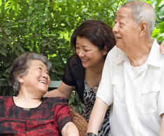 Con gái tuyển giúp việc lương 15 triệu/tháng chăm 2 bố mẹ 70 tuổi gây tranh cãi