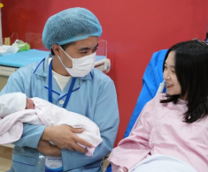 Con rể Xuân Hinh vừa đón bé đầu lòng liền thuê 2 người để giúp việc mẹ vợ, muốn bà xã an nhàn sau sinh