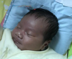 Con sơ sinh chào đời làn da lúc đen xì lúc tím tái, bố mẹ sợ hãi không dám bế và cái kết sau 1 tháng