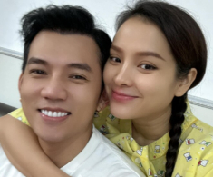 Con thứ 3 của Phương Trinh Jolie chào đời sớm hơn dự tính, mẹ bỉm xinh như đi sự kiện trên bàn đẻ