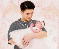 Con trai Bầu Hiển lần đầu khoe rõ mặt con gái chào đời tại Mỹ, tiểu thư hào môn như “bản sao” của bố