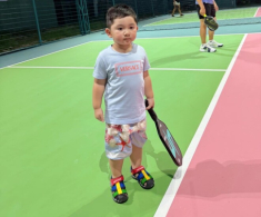 Con trai Chi Bảo mặc đồ hiệu đi chơi pickleball, Lý Thùy Chang tiết lộ quý tử tập ướt hết mấy cái áo, phải giảm cân