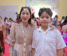 Con trai Khánh Thi - Phan Hiển 9 tuổi đã cao 1m5 ấn tượng, ngoại hình điển trai, được khán giả bu quanh xin chữ ký