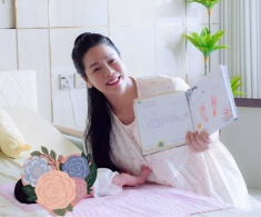 Con trai Nhật Kim Anh đi từ Cần Thơ lên TP HCM thăm mẹ, nhìn thấy em gái liền hôn nhẹ trông cực yêu