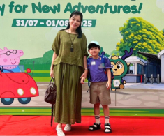 Con trai thứ 3 nhà NSND Xuân Bắc được mẹ dắt tay trong ngày đầu đi học, lên 7 tuổi ngoại hình rõ tuấn tú