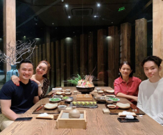 Cùng 52 tuổi: Chi Bảo “về hưu” trong biệt thự 1.600m2, NSND Công Lý “tái sinh” nhờ bà xã kém 15 tuổi