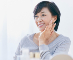 Da bạn cần gì ở tuổi 25, 35, 45 và 55? Bác sĩ thẩm mỹ đề xuất các phương pháp dưỡng da phù hợp từng lứa tuổi