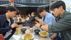 Đặc sản Huế chỉ 10.000 đồng/suất, khách Hàn khen ngon, ăn ‘không bỏ sót hạt nào’