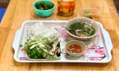 Đặc sản phở gà chấm chỉ có ở Hà Nội, sợi phở phải thái to, gà xé cầu kỳ, lạ từ hình thức tới hương vị