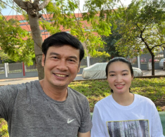 “Đại gia ngầm” mê làm nông của Lật Mặt: Cưới luôn fan làm vợ, 52 tuổi sắm đồ lỉnh kỉnh chuẩn bị đón con đầu lòng