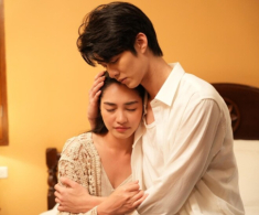 Đến chúc mừng sinh nhật mẹ tôi, chồng cũ đưa một tấm thẻ ngân hàng, kiểm tra số dư tôi bật khóc