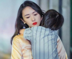 Đến nhà vợ cũ đón con, thấy con háo hức khoe quà bố dượng tặng mà tôi lặng lẽ rơi nước mắt