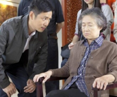 Đến thăm ông thông gia nằm viện, bà thông gia khen con trai tôi hết lời nhưng tôi không vui nổi