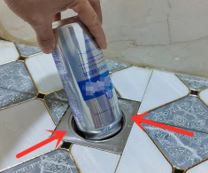 Đổ bia thừa xuống cống thoát nước, việc đơn giản nhưng giải quyết ngay vấn đề lớn trong mọi gia đình