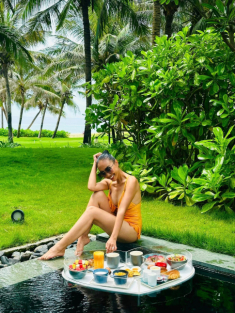 Đoan Trang thả dáng ở Cam Ranh, diện bikini tôn da nâu “cực cháy”