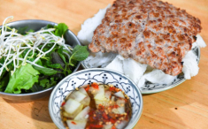 Độc lạ quán bún chả Ninh Bình tại Hà Nội, mỗi suất chỉ có một miếng thịt vẫn đắt hàng, bán 400 suất/ngày