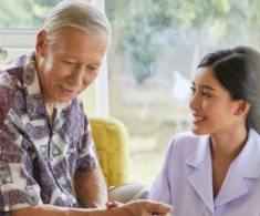 Dọn phòng bố chồng, tôi giật mình phát hiện xấp giấy rơi xuống nền nhà