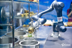 Du khách Hà Nội vây kín xem ‘robot nấu phở’ tại Lễ hội Văn hóa Ẩm thực