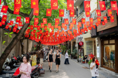 Đường phố Hà Nội rợp cờ hoa, hút khách check in