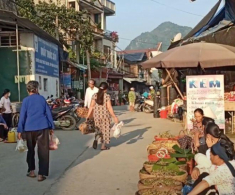 Ghé chợ phiên 5 ngày một lần ở Cao Bằng thưởng thức bánh trời, bánh khảo cực lạ không nơi nào có
