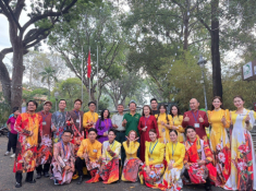 Giới nghệ sĩ kê bạt ngủ trên phố, xuyên đêm chờ xem tổng duyệt diễu binh