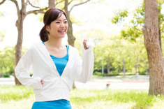 Giữ thanh xuân sau 40: 5 bài tập chống lão hóa nhẹ nhàng, đốt mỡ hiệu quả, có 1 bài tập chồng nào cũng thích vợ làm